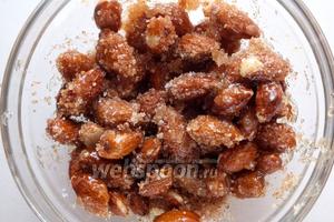 Быстро переложите орехи со сковороды в смесь сахара и корицы и так же быстро перемешайте. Если вы используете яичный белок, то его нужно взбить и добавить в самом конце именно на этой стадии.