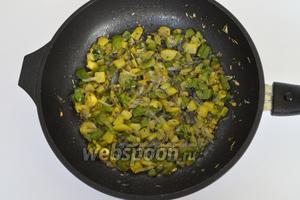 Обжарим овощи на масле, добавим сухие травы и соль по вкусу. Не следует сильно томить овощи. Когда перепела будут запекаться в духовке, овощи дадут дополнительный сок и наши птички будут сочными.