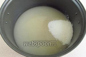 Сахар растворить в горячей воде, довести до кипения при постоянном помешивании и прокипятить в течение 2–3 минут.
