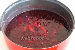 После выдержки варенье окончательно уварить до готовности (около 15 минут) при очень слабом кипении.