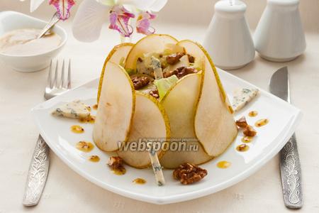 Фото рецепта Салат с грушей и сыром Дор блю