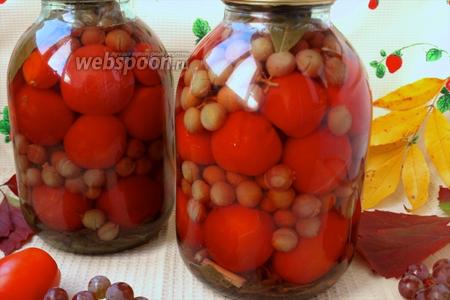 Фото рецепта Маринованные помидоры с виноградом