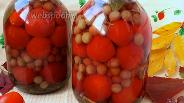 Фото рецепта Маринованные помидоры с виноградом
