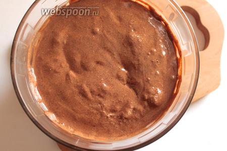 Перемешать сухую смесь и желтки, чтобы какао разошлось. Затем аккуратно частями добавить белки. 