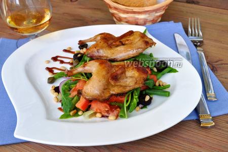 Фото рецепта Тёплый салат с перепёлками