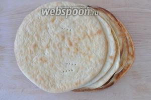 Выпекаем при 190-200°C 10-12 минут. Получается 8 коржей, и из обрезков теста выпечем ещё один, будем его использовать на крошку для отделки.