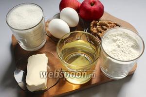Для приготовления яблочного пирога нам потребуются яблоки, яйца, масло сливочное и подсолнечное рафинированное, мука, разрыхлитель, сахар, орехи.