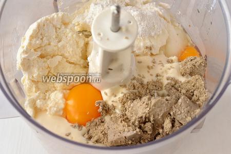 Для начинки соединить творог, яйца (2 штуки), измельчённую халву, сахарную пудру, ванильный пудинг, сметану.
