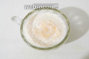 Растворяем дрожжи с сахаром, в небольшом количестве тёплого молока. Оставляем на 15 минут для активации дрожжей.