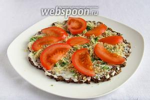 Посыпать зеленью, сыром и орехами. Выложить кружочки — ломтики помидор. Повторить несколько раз все слои.