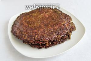 Полученные блины складывать на тарелку. У меня получилоь 5 шт., но может получиться и 4, зависит от размера баклажан и диаметра самих блинов.