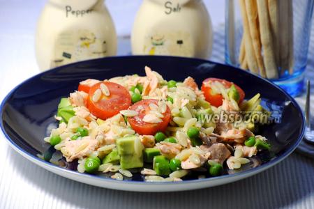 Фото рецепта Салат из пасты орзо с лососем