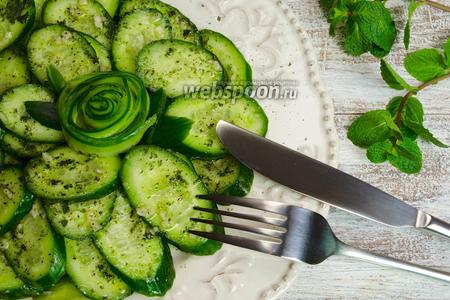 Фото рецепта Салат из огурцов с мятой