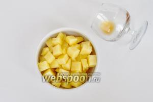 Ананас очистить нарезать кубиками и залить коньяком. Закрыть плёнкой, чтобы аромат не испарялся.