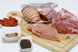 Для приготовления мясного террина возьмём свинину (лучше постнее, чем у меня), куриную грудку, ветчину, бекон, специи, курагу, коньяк, соевый соус.