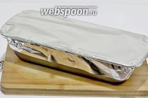 Накрыть форму фольгой и поставить в духовку выпекать при 180 ºC на 1 час 40 минут. Время зависит от размера формы и количества фарша.