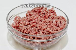 Свинину пропустить через мясорубку не менее 2-3 раз вместе с зубчиком чеснока. Можно взбить в блендере до однородной и пышной массы.