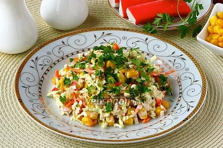 Фото рецепта Салат из пекинской капусты с крабовыми палочками