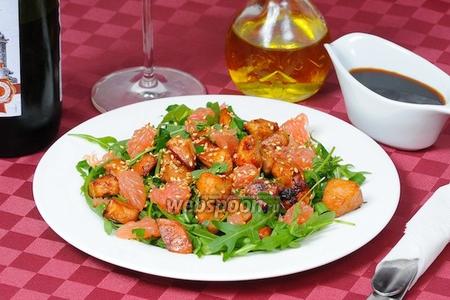 Фото рецепта Салат с рукколой, курицей и грейпфрутом