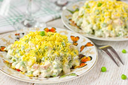 Фото рецепта Салат с копчёной курицей и зелёным горошком