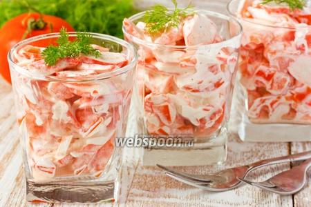 Фото рецепта Салат с крабовыми палочками, помидорами и чесноком