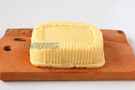 Через 1 час выложить остывший сыр из формы. Сыр готов.