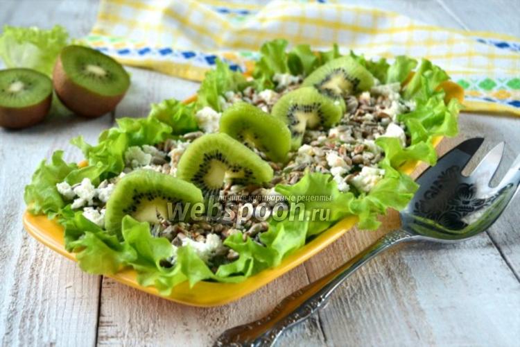 Фото Зелёный салат с киви и семечками