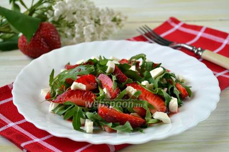 Фото рецепта Салат с рукколой и клубникой
