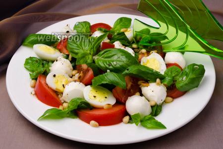 Фото рецепта Салат с помидорами и базиликом