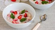 Фото рецепта Рисовая каша с клубникой и йогуртом