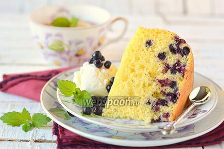 Фото рецепта Бисквитный пирог с черникой в мультиварке