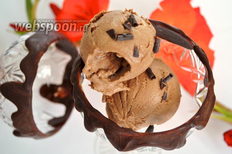 Фото Шоколадное мороженое с кусочками шоколада