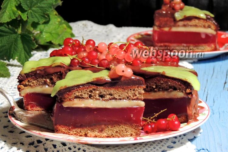 Фото Медово-марципановый торт со смородиной