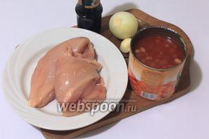 Для приготовления нам понадобятся куриное филе, фасоль консервированная в томатном соусе, соевый соус, перец чёрный молотый, лук, чеснок, вода, масло растительное.