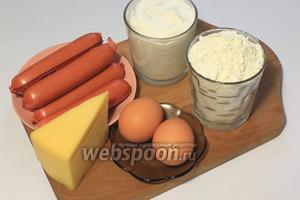 Для приготовления пирога нам понадобятся майонез, яйца, сыр, сососки, разрыхлитель, мука (1 стакан).