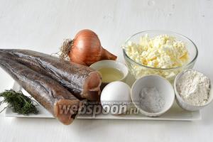 Для приготовления котлет нам понадобится хек, лук, укроп сухой, соль, перец чёрный молотый, яйцо куриное, подсолнечное масло, творог, мука, крупа манная.