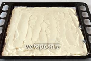 Форму для выпечки 25 × 30 см выстлать кулинарной бумагой, которую слегка смазать растительным маслом. На бумагу равномерно выложить творожную массу.