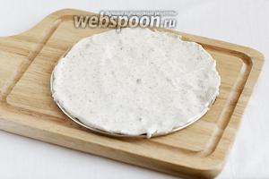 Желательно пергамент смазать маслом, чтобы коржи снимались легко, а я забыла это сделать. Размазать тесто по бумаге, распределив его сразу на все круги поровну.
