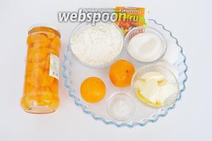 Приготовим продукты. Если нет для декора консервированных мандаринов, то можно взять свежие, предварительно очистив от плёнок. Также возьмём муку, сахар, яйца, сметану масло сливочное. Понадобится около 100 мл сиропа для крема, который приготовим сами.