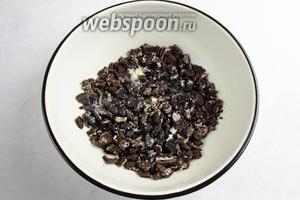 Печенье измельчить в крошку (лучше в комбайне). Перемешать с маслом. Если будет суховато, добавить ложку сметаны или жирных домашних сливок.