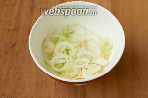 Сразу ставим варить мясо — это займёт приблизительно 1 час. Маринуем лук. Его следует нарезать кольцами или полукольцами в зависимости от размера, добавить чайную ложку сахара и немного соли, а также чайную ложку яблочного уксуса. Немного пожмём лук руками и оставим, накрыв ёмкость с луком крышкой.