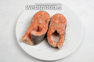 Форель почистить, вымыть, обсушить. Нарезать на стейки. Взбрызнуть лимонным соком, посолить, поперчить.