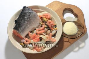 Для приготовления нам понадобятся лосось, морской коктейль, соль и перец по вкусу, вода, желатин.