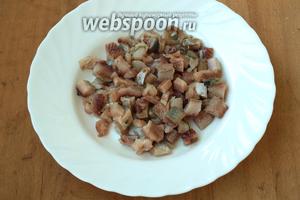 Разделать сельдь и нарезать небольшими кубиками. 2-3 кусочка сельди можно оставить для оформления.