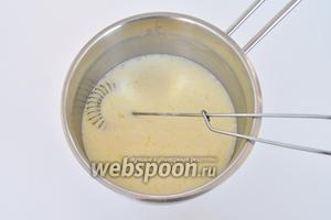 Добавим яичные желтки и кукурузный крахмал. Будем нагревать на медленном огне, постоянно помешивая.
