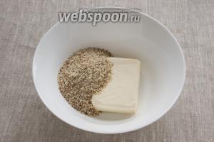Миндаль измельчить в очень мелкую крошку при помощи блендера, соединить с мягким сливочным маслом. Растереть.