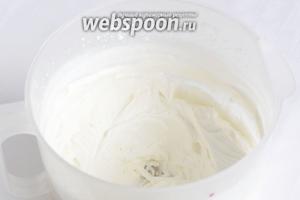 Сливки взбить до пиков с сахарной пудрой или сахаром по вкусу, добавив щепотку ванилина. Можно взбить всё количество сливок сразу и часть из них отложить для украшения торта.