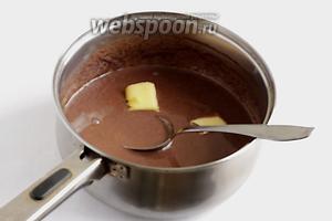 Добавить кусочек сливочного масла и хорошо размешать до растворения масла. Остудить до комнатной температуры.