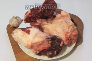 Для приготовления нам потребуется свиная рулька, свиная лопатка, чеснок, соль и перец по вкусу.