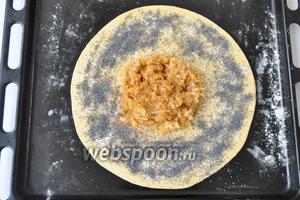 Смазать остальную поверхность растопленным маслом, присыпать сахаром, маком, и ту часть где яблочная стружка корицей.